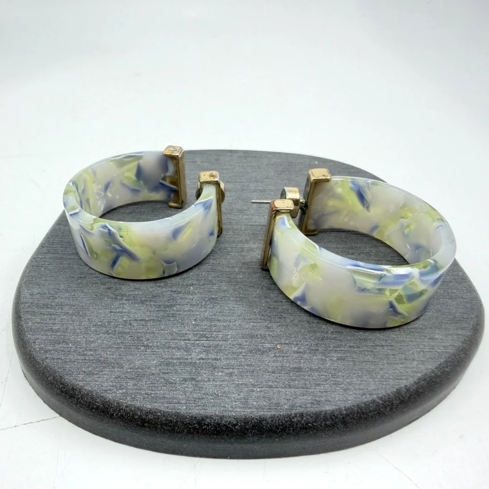 N/A earrings feature
